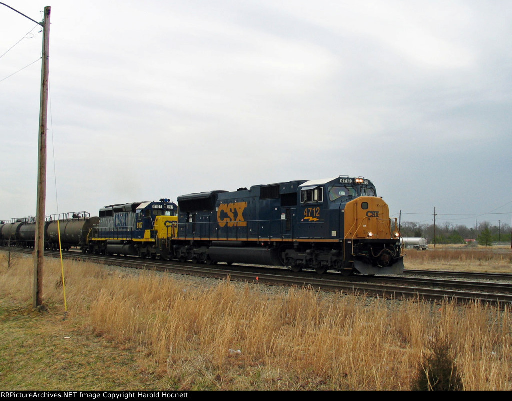 CSX 4712 & 8107 lead a southbound train